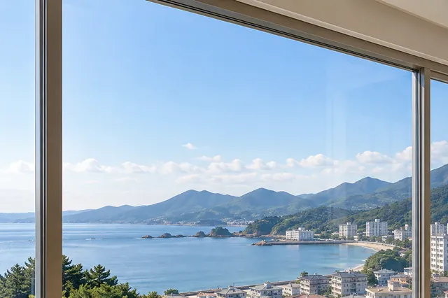 바다와 숲 산 사이의 작은 도시 풍경 연출 사진
